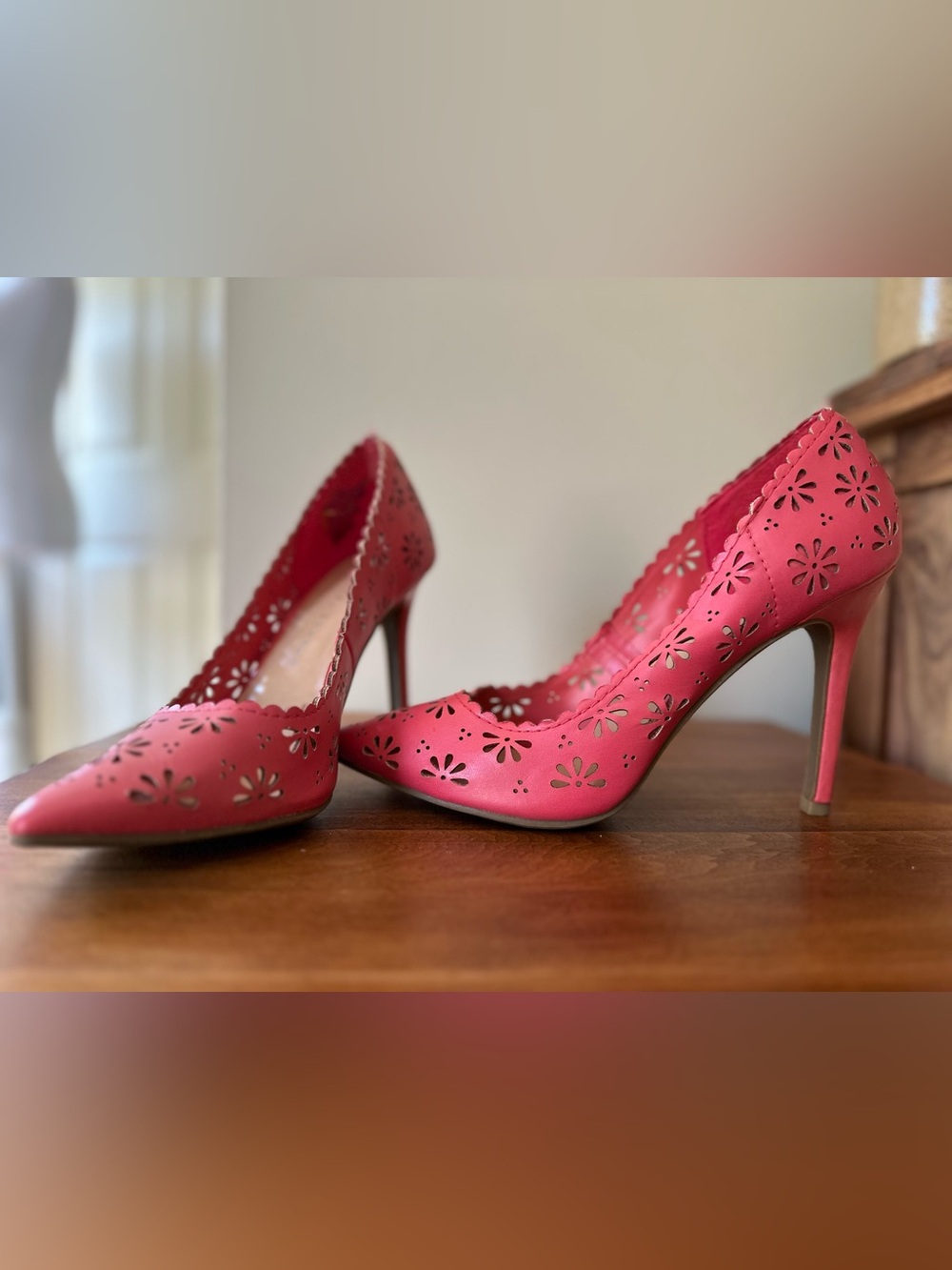 LC Lauren Conrad Scalloped Laser Cut Floral Pumps Coral Pink Size 7.5 M